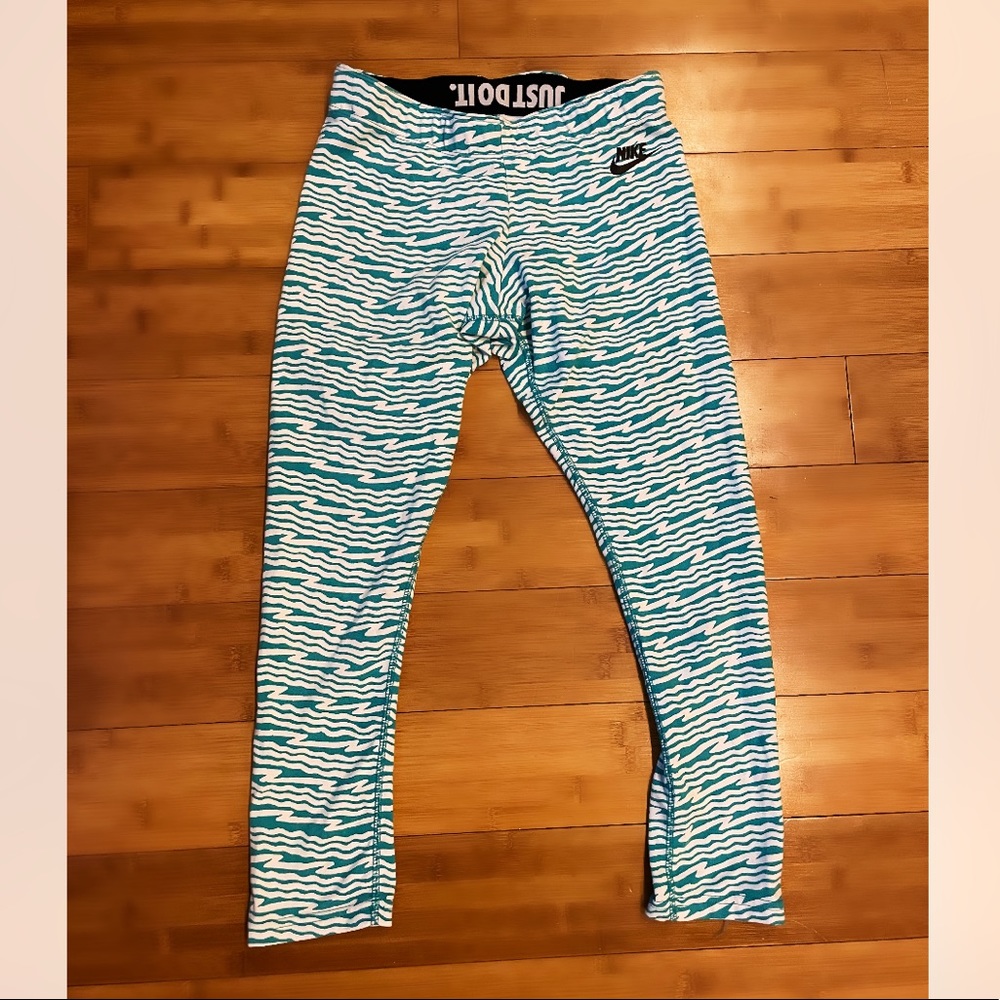 NIKE Capri workout leggings